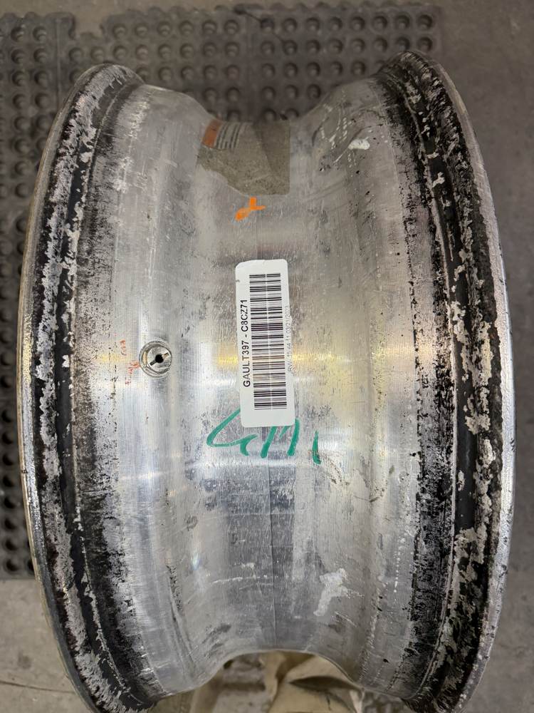 Corrosion buildup on a wheel bead seat before cleaning